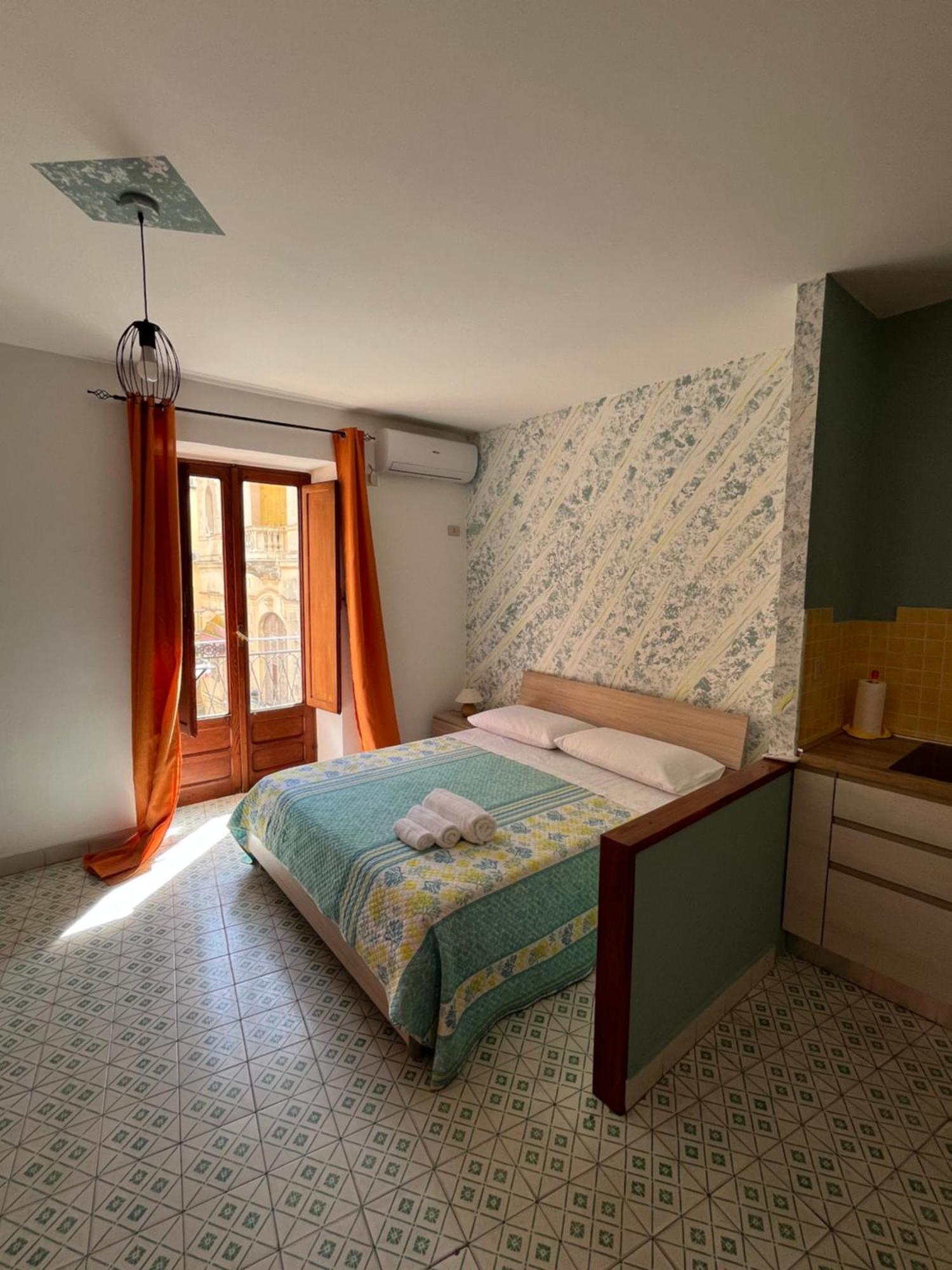 Window On The Sunset Apartment Cefalu Luaran gambar